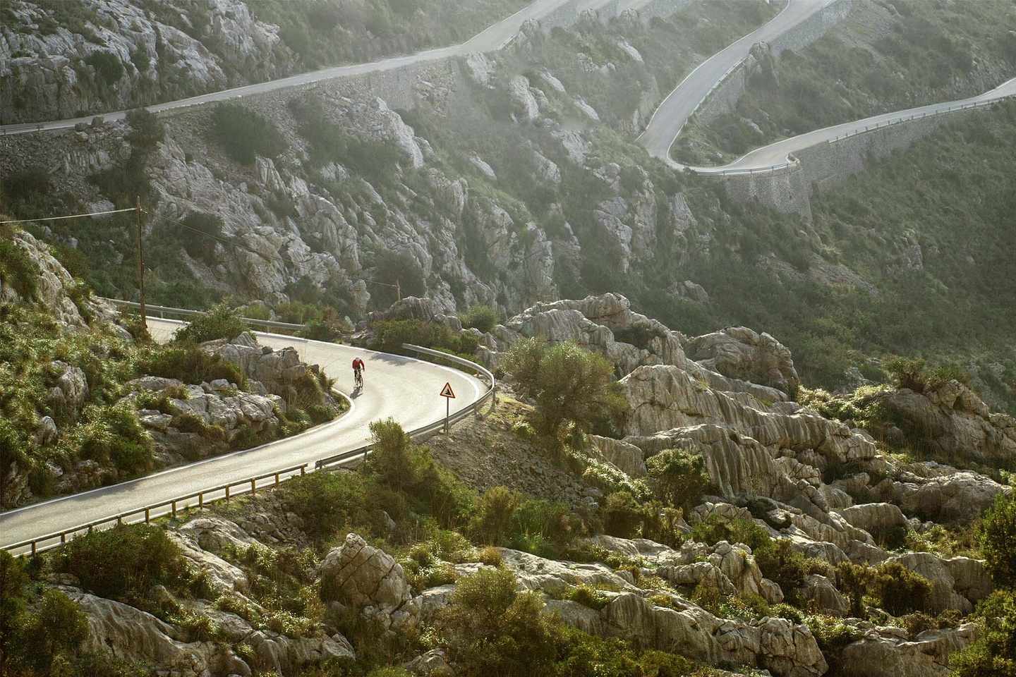spanien-mallorca-sa-calobra-aktivurlaub-radfahrer-faehrt-den-berg-hoch-g-500257908.jpg