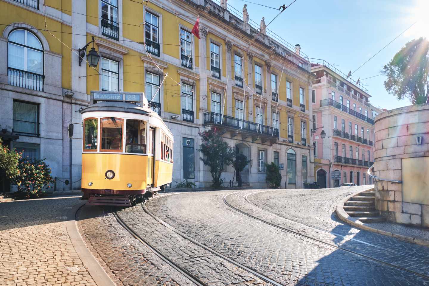 portugal-lissabon-beruehmte-gelbe-oldtimer-strassenbahn-in-den-engen-strassen-g-1556748323.jpg