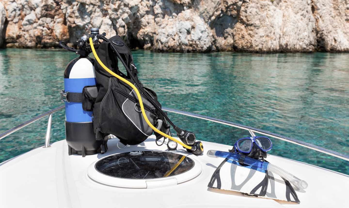 tauchausrüstung-boot-kristallklares-wasser-g-904662764_bearbeitet.jpg