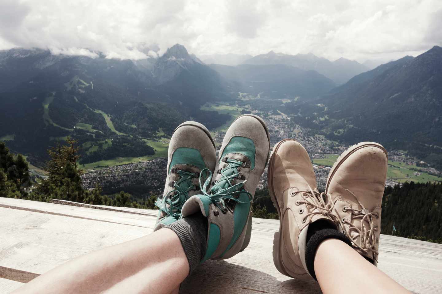 deutschland-bayern-garmisch-partenkirchen-paar-wanderschuhe-g-659525792_(1).jpg