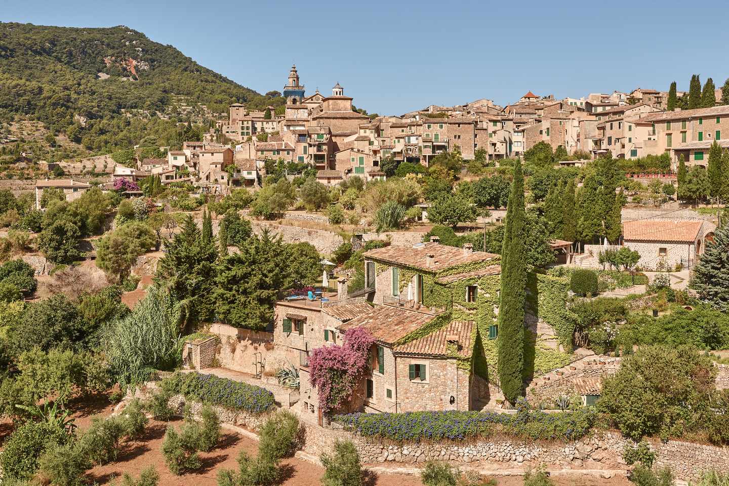 spanien-mallorca-valdemossa-pittoreskes-stein-dorf-g-1343289694.jpg