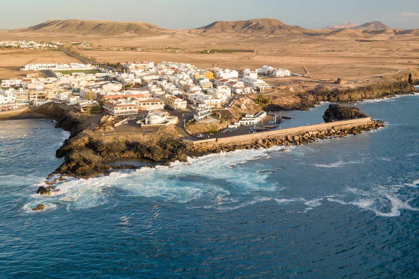 spanien-fuerteventura-el-cotillo-luftaufnahme-einer-bucht-g-1196187065.jpg