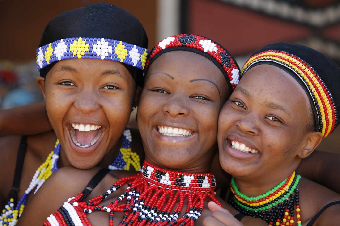 blt298bb9ef6ffd6d9e-suedafrika-drei-frauen-zulu-g-157478738.jpg Südafrika Kultur: drei lächelnde Zulu Frauen
