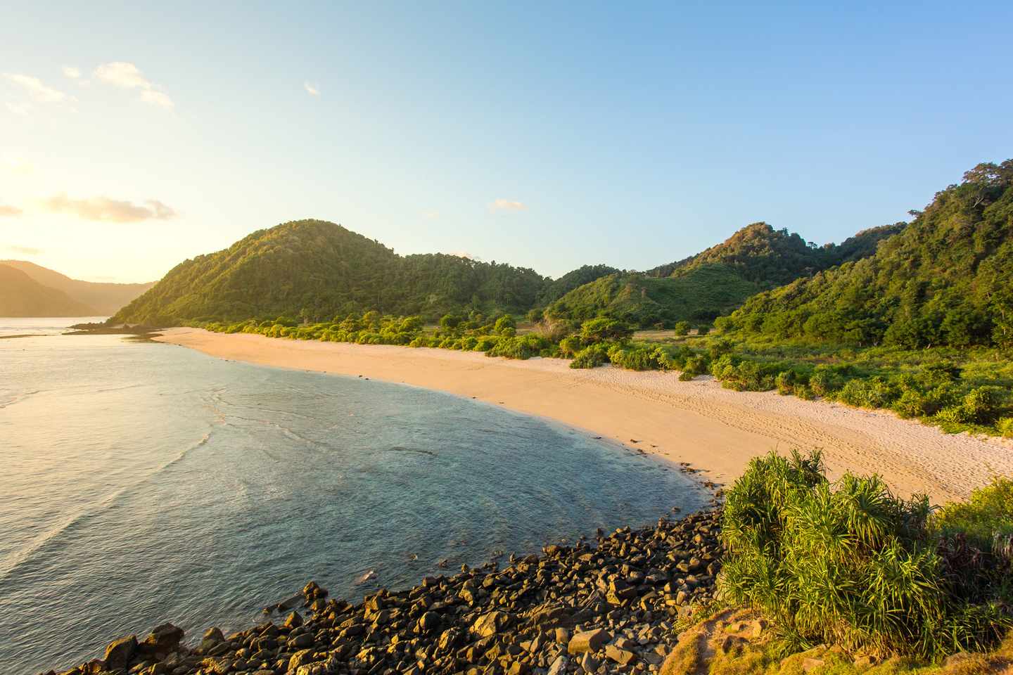 indonesien-lombok-strand-meer-t-621822524.jpg