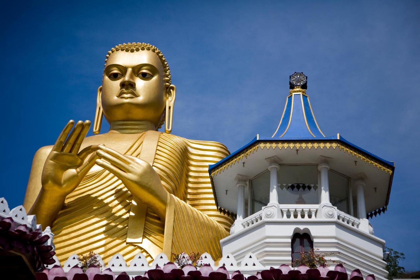 thailand-goldene-buddha-statue-t-91767912.jpg
