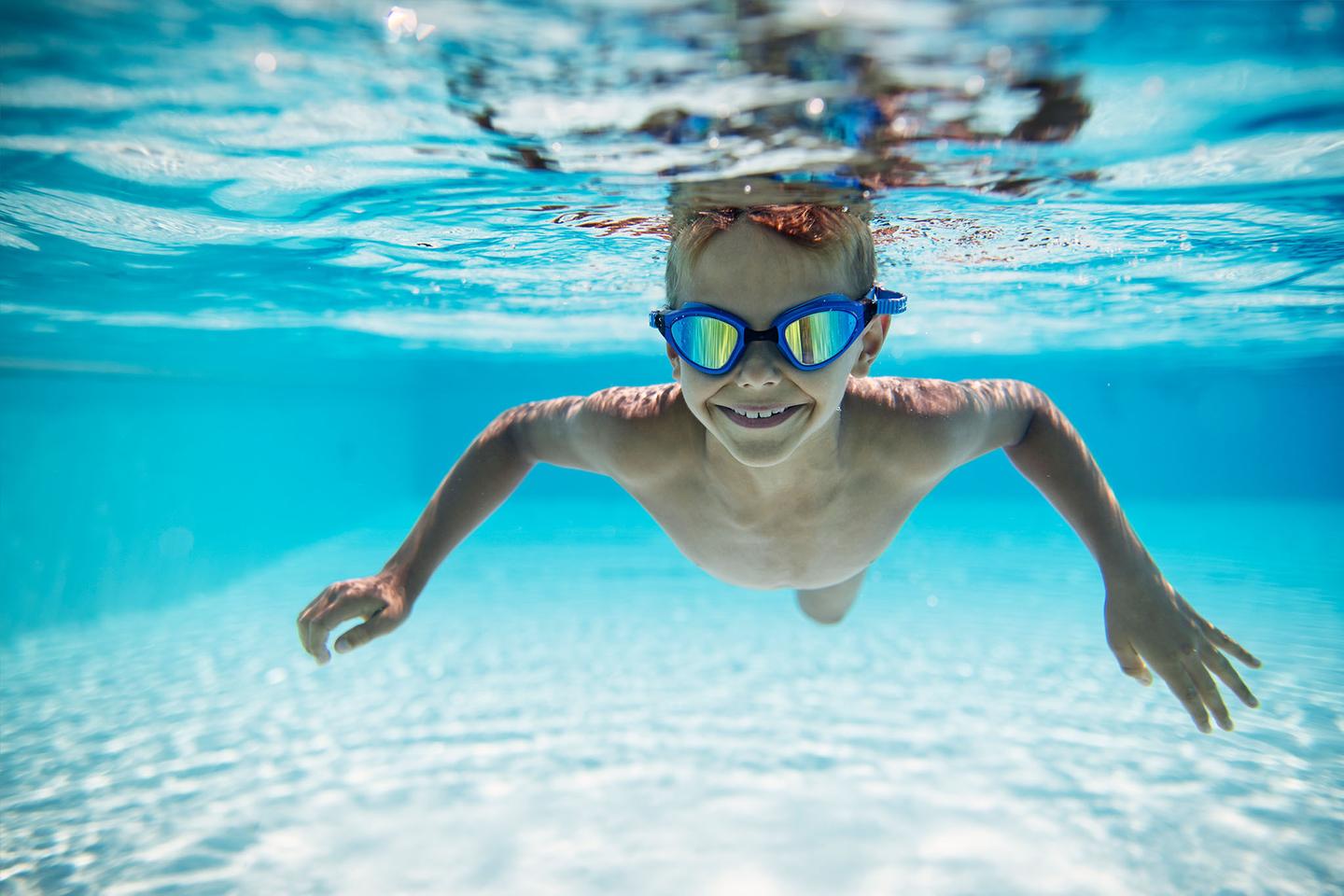 spanien-mallorca-cala-d-or-mit-kindern-junge-unter-wasser-mit-taucherbrille-g-1057920390.jpg
