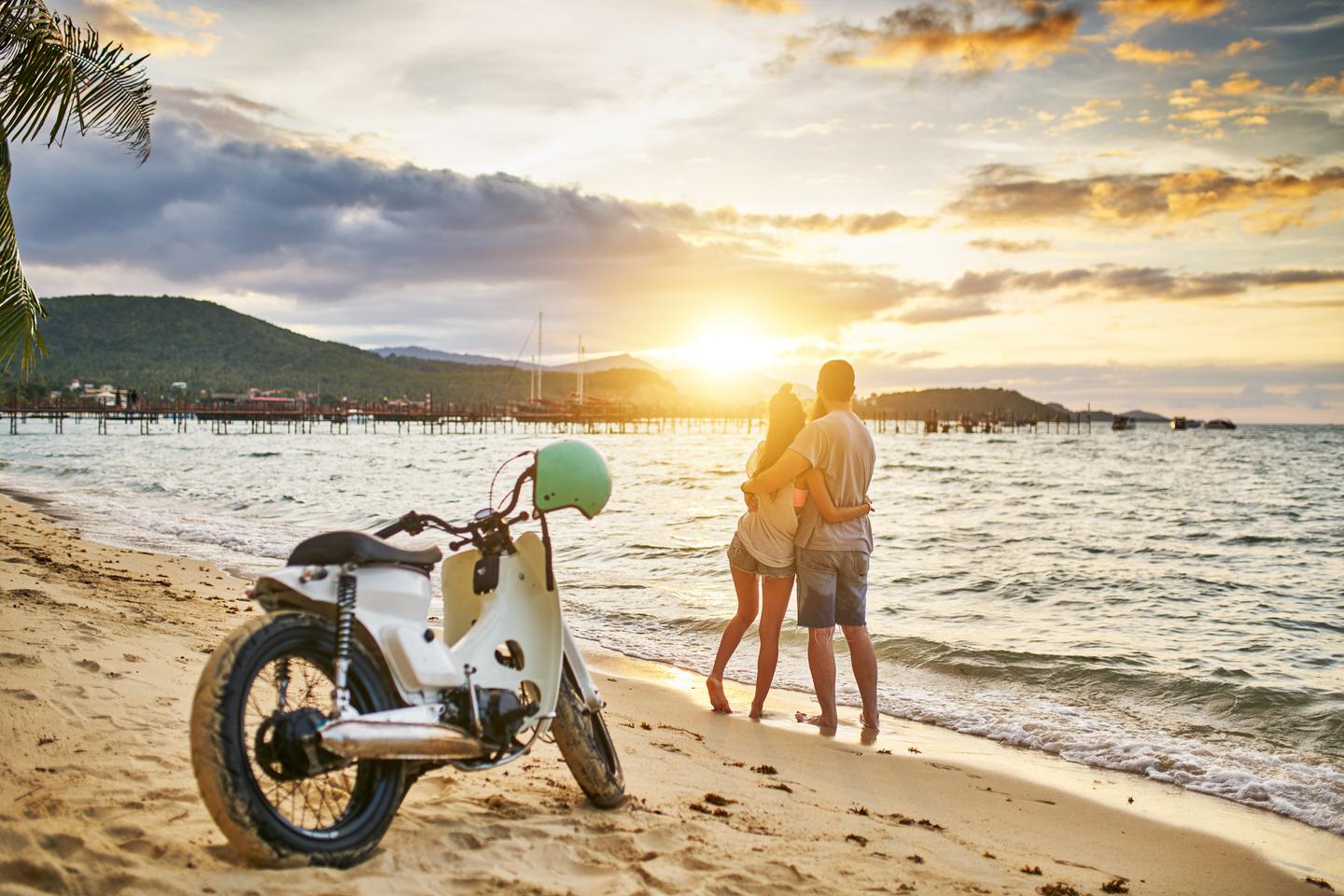thailand-koh-samui-strand-moped-t-682478672.jpg