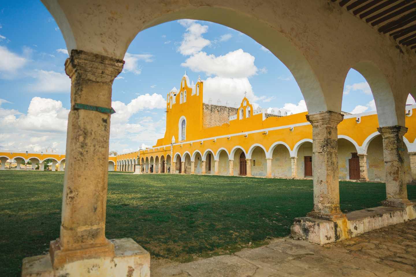 mexiko-yucatan-stadt-izamal-gebaeude-g-1393362231.jpg