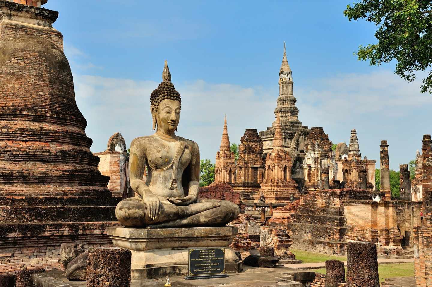 thailand-sukhothai-buddha-t-480392425.jpg