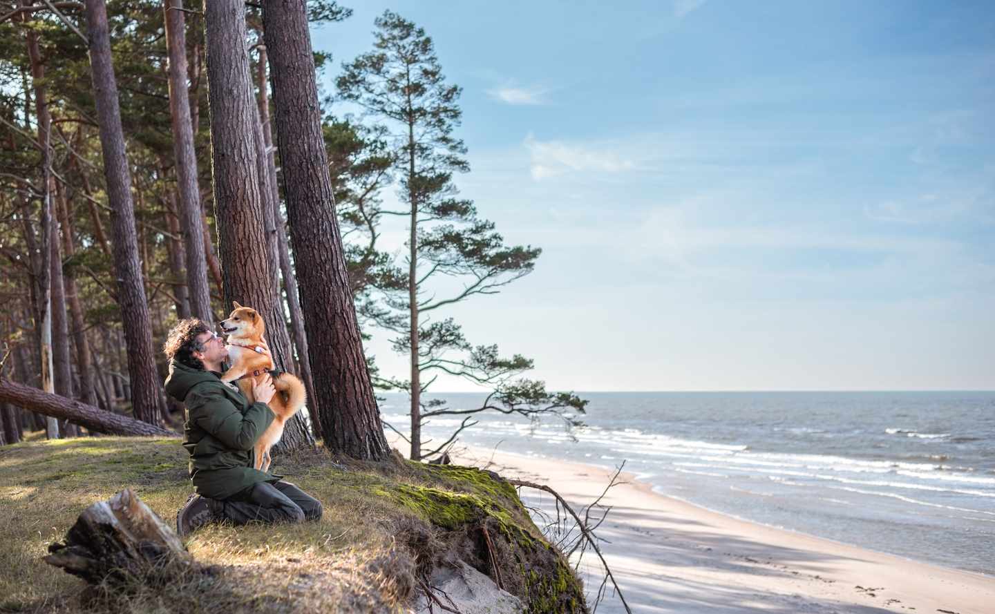deutschland-ostsee-strand-mann-und-hund-spielen-g-2046370544.jpg