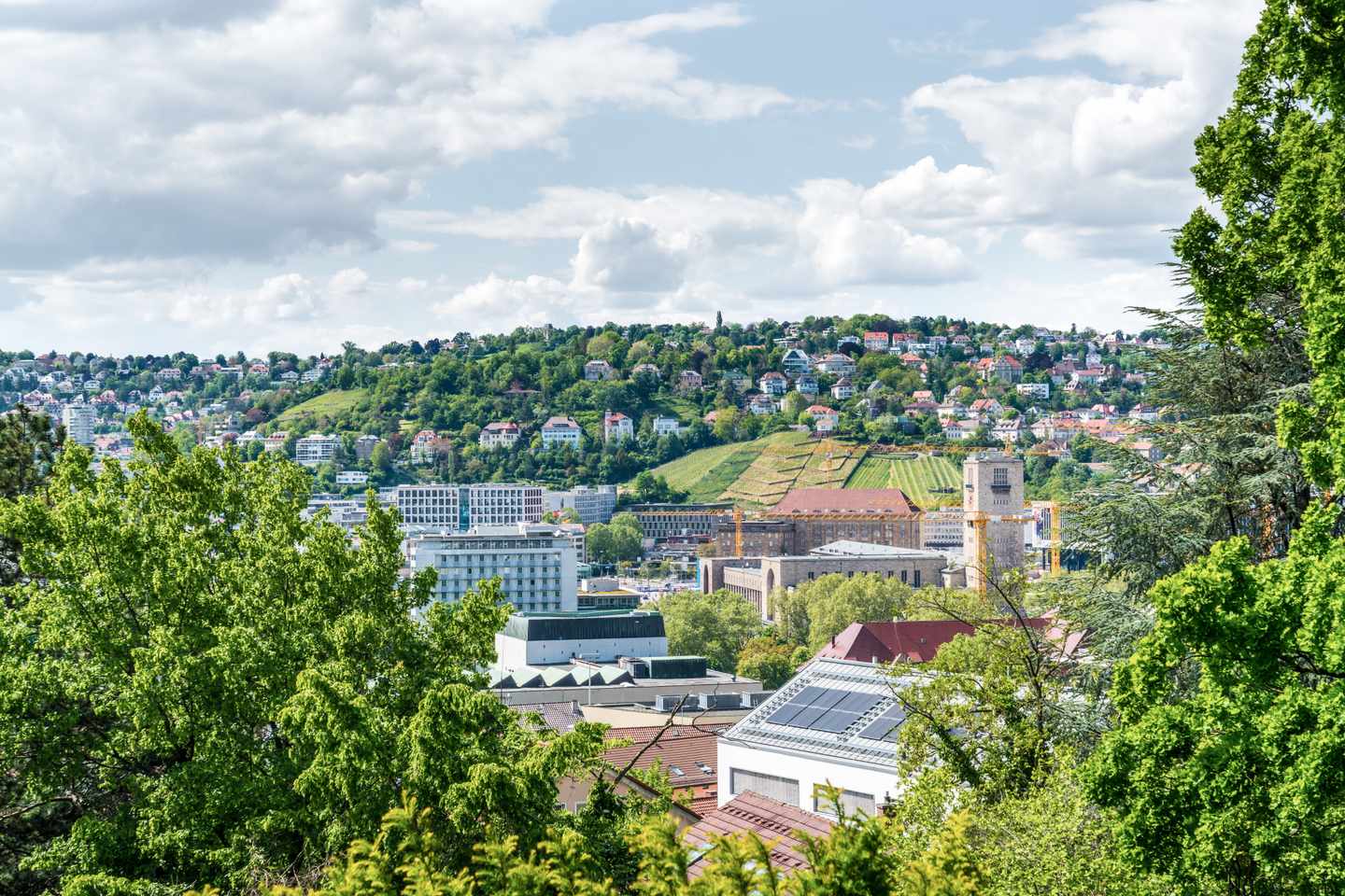 deutschland-stuttgart-skyline-und-bahnhofsgelaende-g-1328881956.jpg
