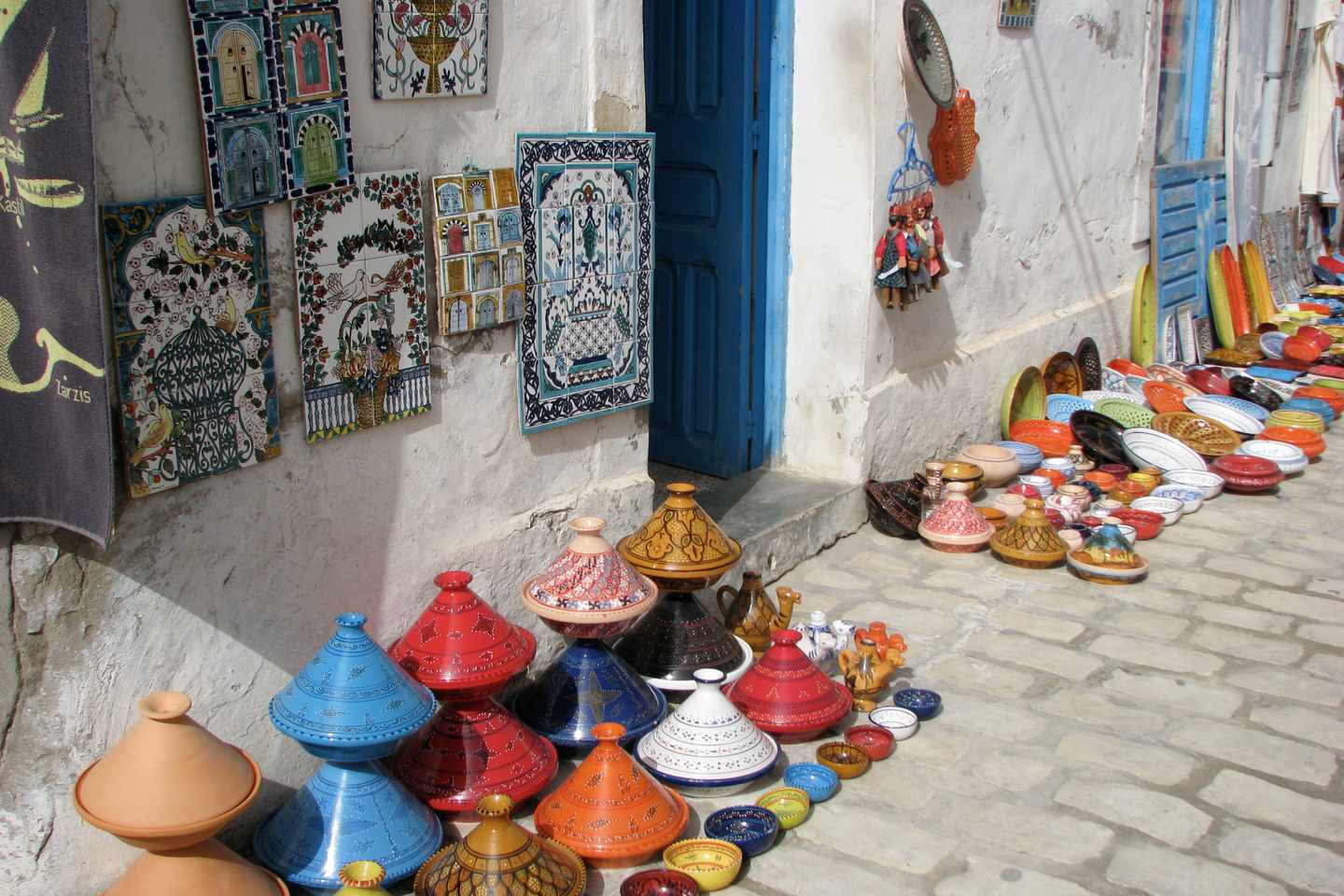 tunesien-djerba-keramik-markt-basar-g-178576567.jpg