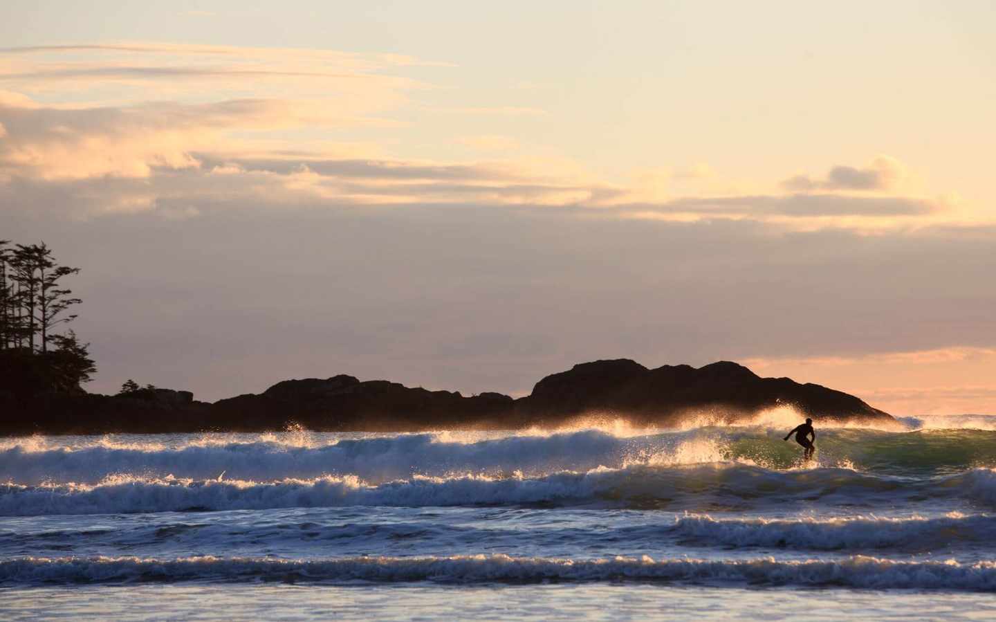 kanada-british-columbia-surfer-in-tofino-g-1085085430.jpg