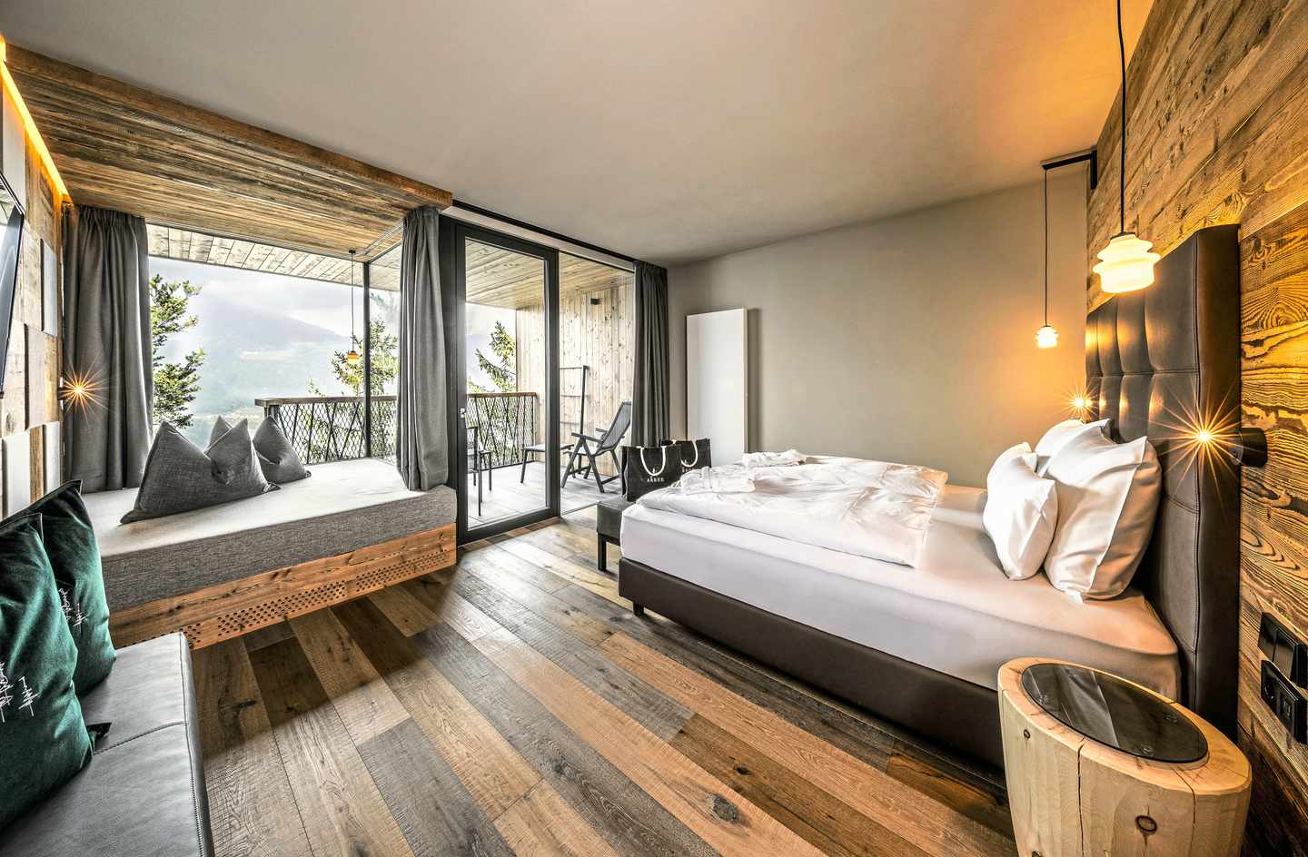 blt98f54b976813a398-italien-suedtirol-st-andrae-my-arbor-hotel-baumhaus-doppelzimmer-mit-balkon-DER1450051.jpg Die Zimmer im My Arbor kombinieren alpinen Stil mit Ausblick auf das Eisacktal