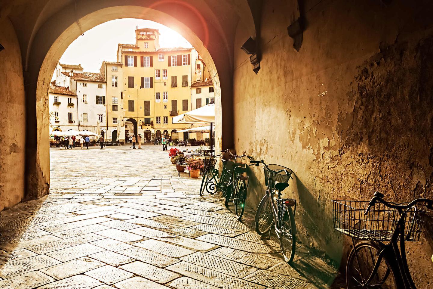 italien-hero-roadtrip-sonnenuntergang-in-lucca-g-1165720415.jpg