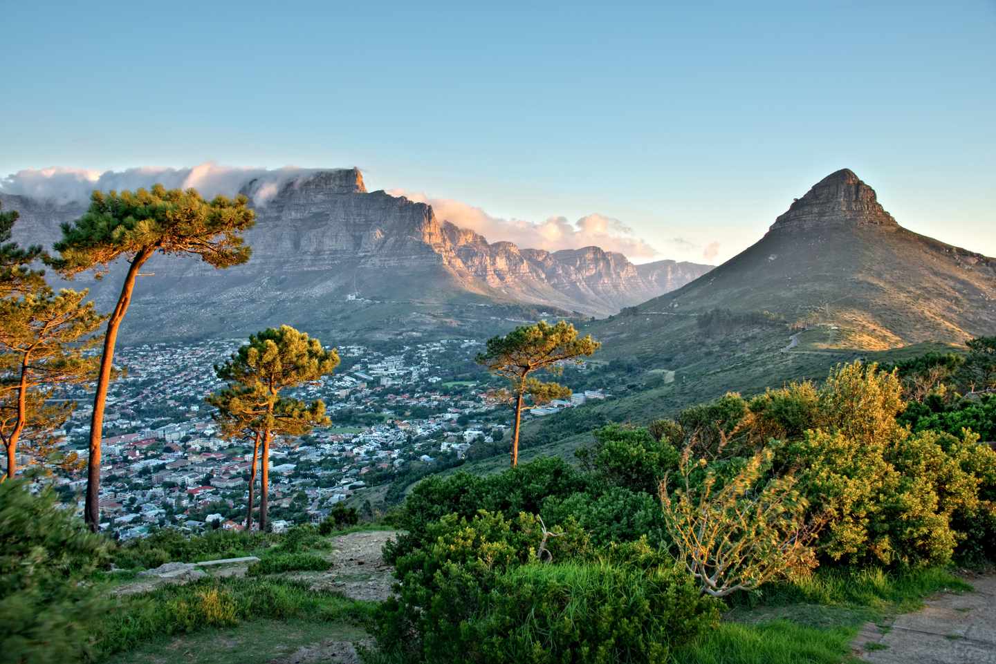suedafrika-kapstadt-berge-signal-hill-wolken-g-500377685.jpg