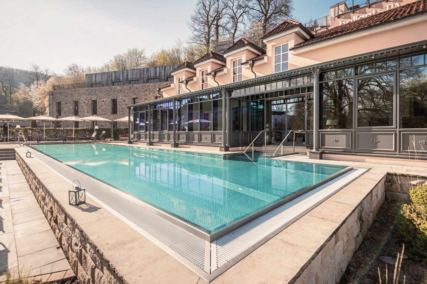 bltd95c8ae2e7f3e8c3-familienurlaub-babymoon-hotels-bollants-spa-im-park-h-DER1551206.jpg Ein stilvoller Außenpool im BollAnts Spa im Park