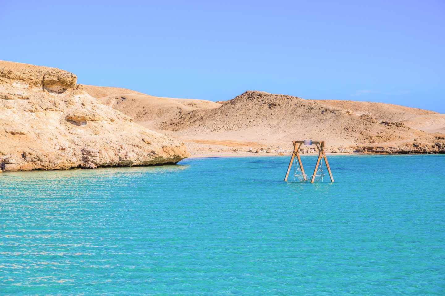 Orange Bay Beach mit kristallklarem azurblauem Wasser und weißem Strand - Hängematte im Wasser