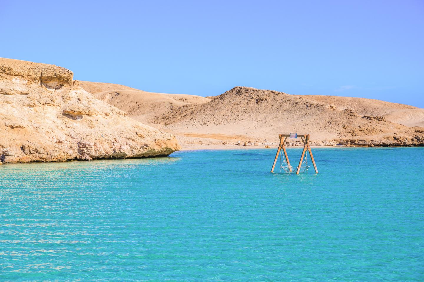 Orange Bay Beach mit kristallklarem azurblauem Wasser und weißem Strand - Hängematte im Wasser