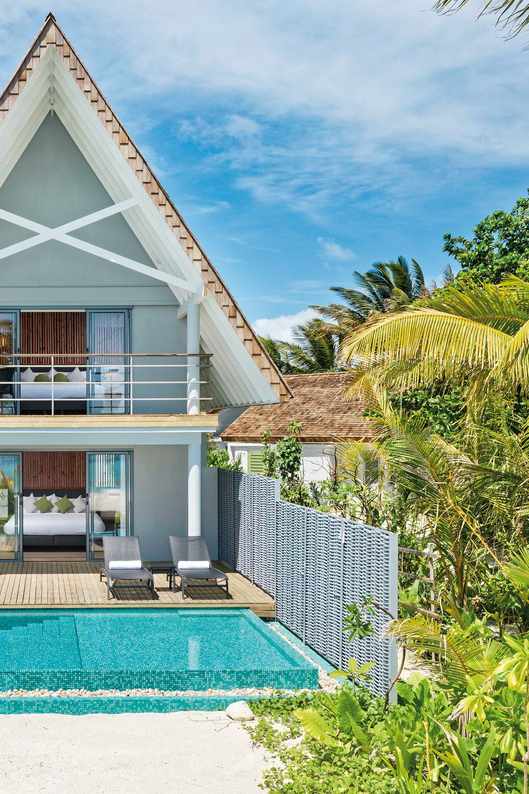 bltc01a342e53fda2d0-malediven-ari-atoll-maafushivaru-outrigger-maldives-maafushivaru-resort-bungalow-mit-pool-DER_ATC_MLE13142B_S23_20-f-indischer-ozean.jpg Hinteransicht einer luxuriösen Unterkunft mit Pool des Outrigger Maldives Maafushivaru Resorts