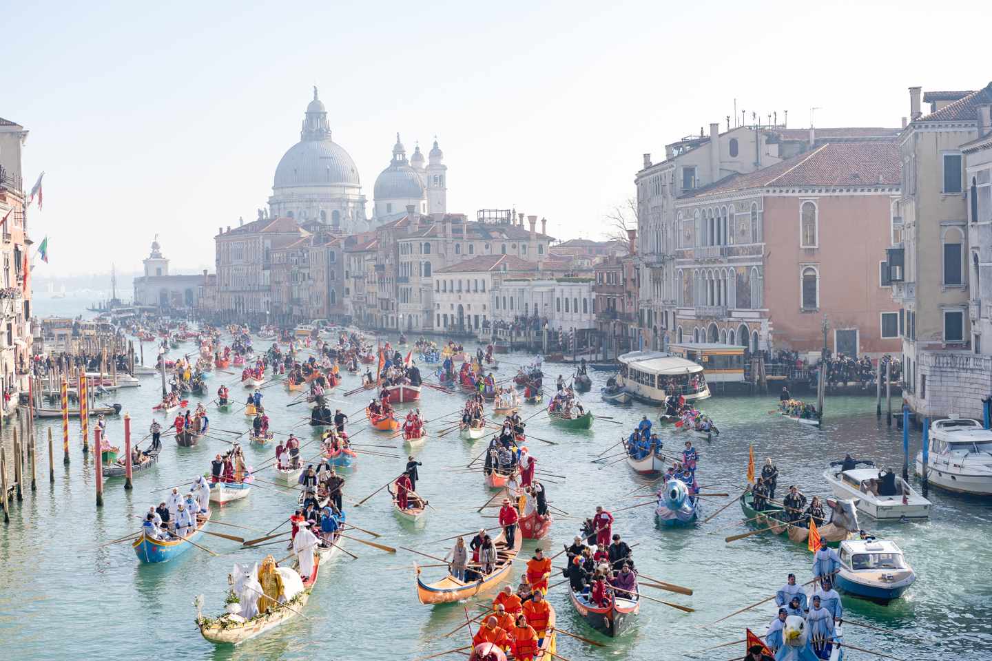 italien-venedig-grosser-kanal-karneval-g-1132271296.jpg