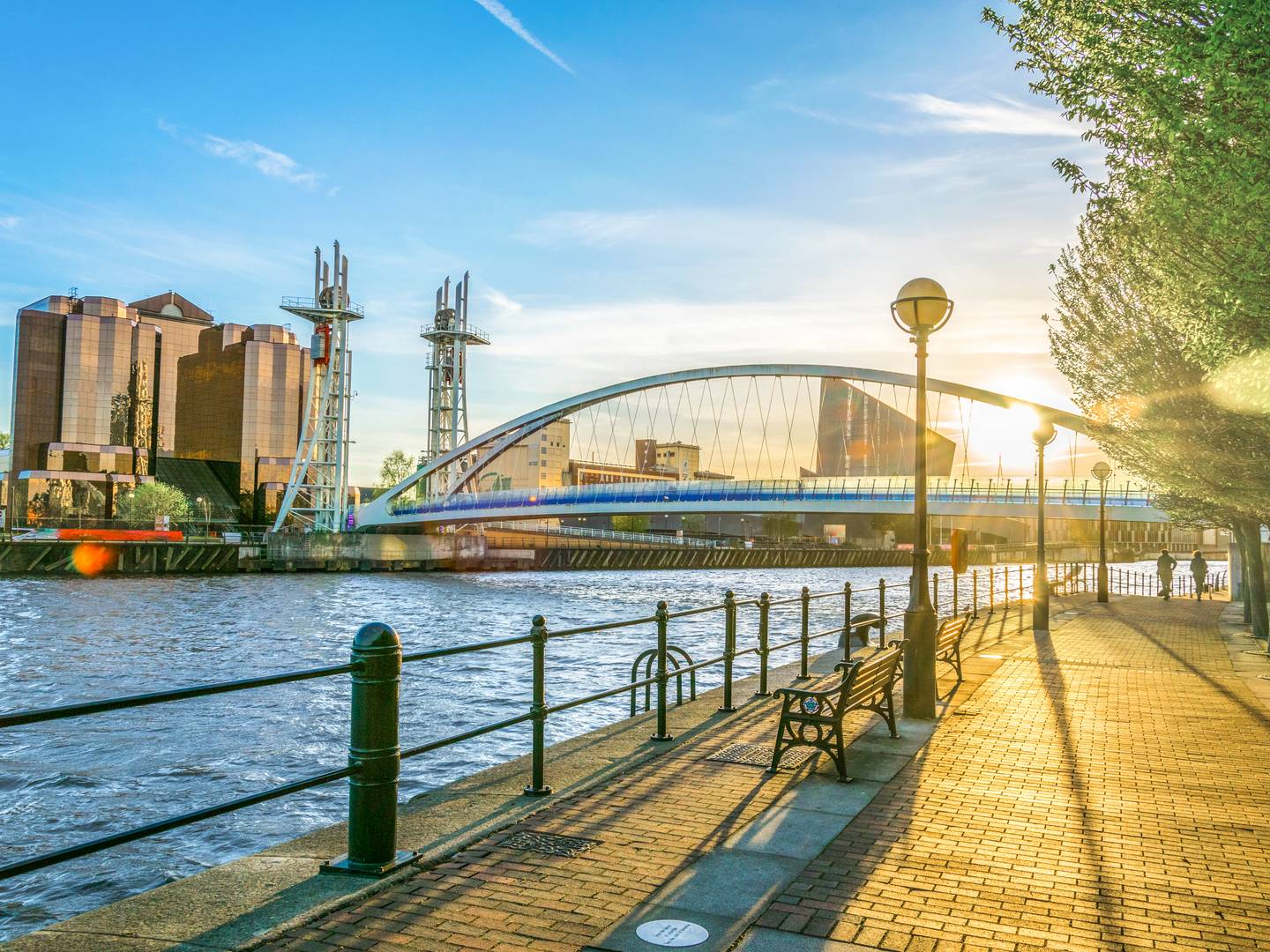 blt6aef2dae7b1a2398-gro_britannien-england-manchester-salford-quays-fussga_ngerbruecke-g-1061647528.jpg großbritannien-england-manchester-saöford-quays-fussgängerbruecke-g-1061647528.jpg