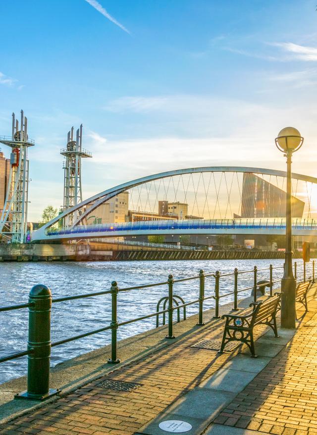 Manchester Urlaub Salford Quays im Manchester Urlaub: neu gestaltetes Dock-Areal mit Sehenswürdigkeiten und Gastronomie am historischen Manchester Ship Canal