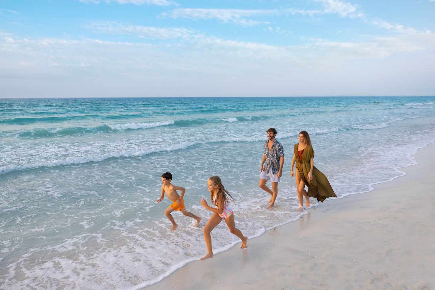 vae-abu-dhabi-familie-am-strand-partnerbild.jpg