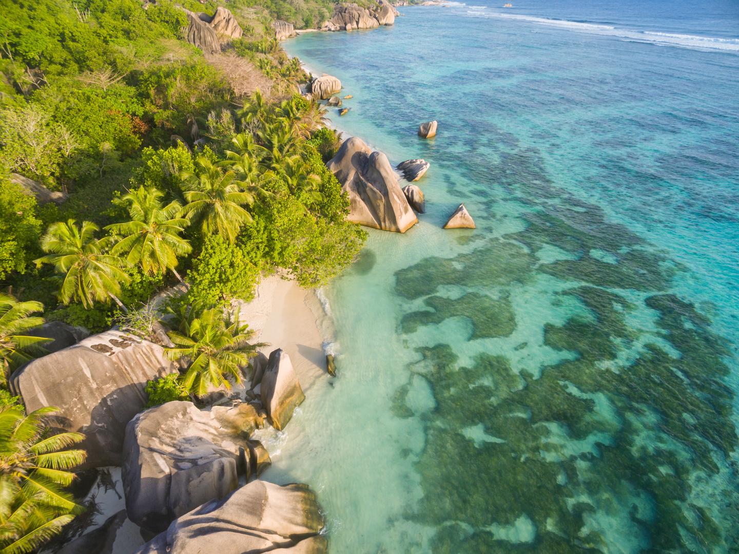 seychellen-la-digue-von-oben-mit-palmen-g-610856224.jpg