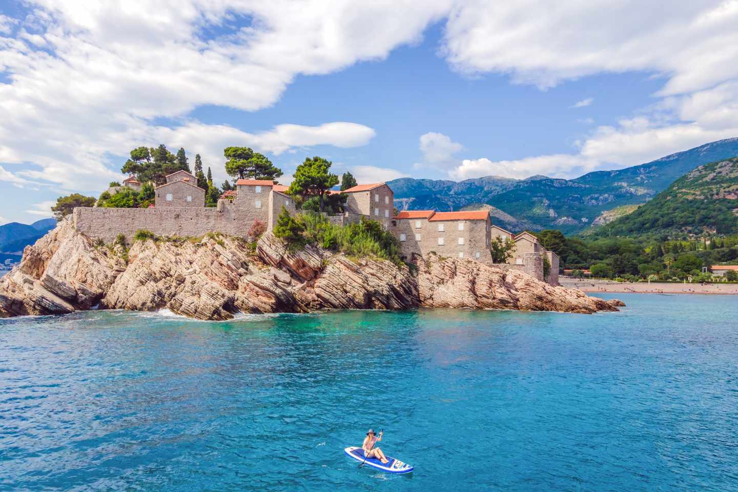 montenegro-st-stefan-insel-frau-stand-up-paddle-g-2204975764.jpg