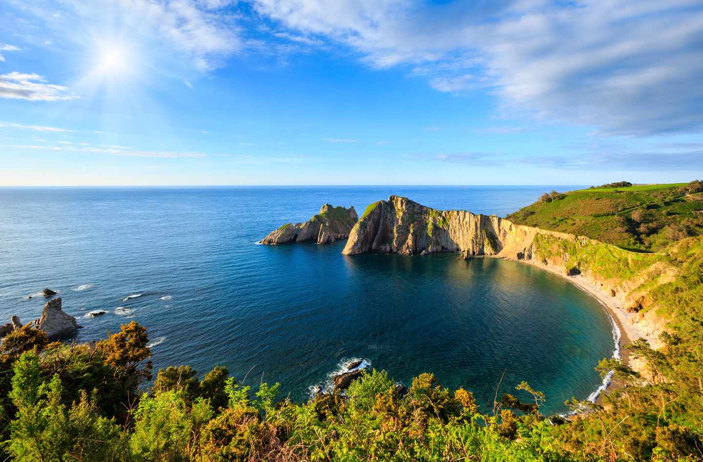 spanien-asturien-del-silencio-beach-g-613763104.jpg