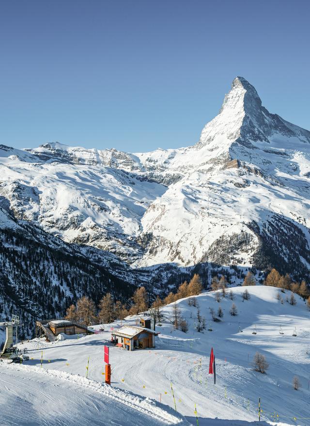 Zu den Angeboten Skiurlaub in der Schweiz - winterlich weißes Bergpanorama
