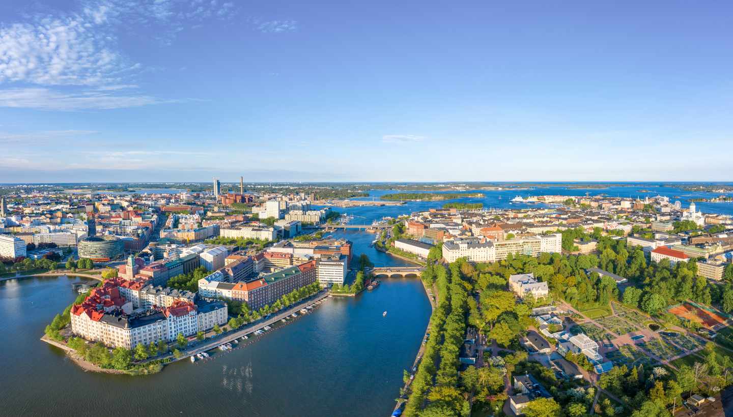 Luftaufnahme der Stadtteile Hakaniemi und Kaisaniemi mit Brücken Wasserwegen und Innenstadt von Helsinki