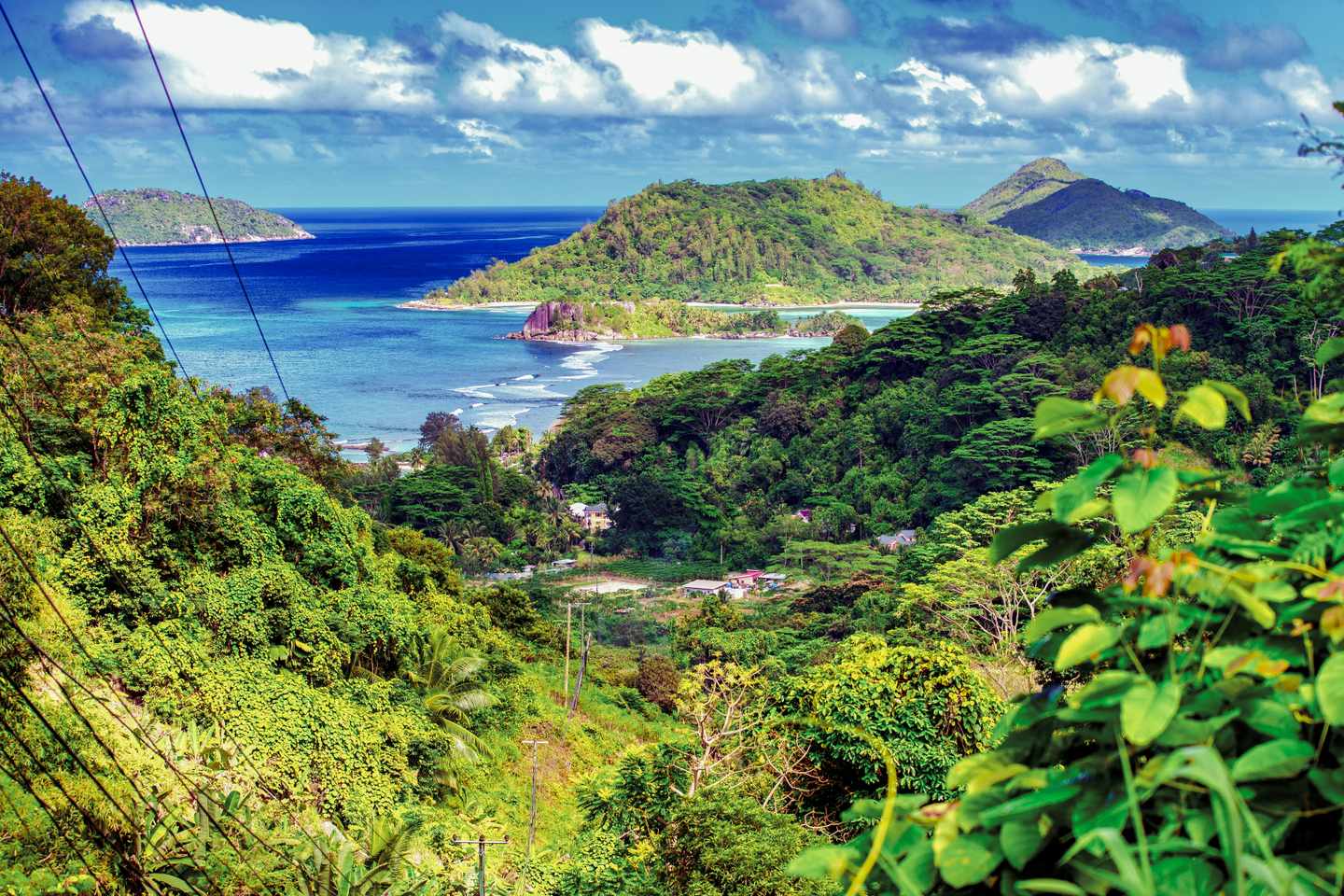 seychellen-silhouette-inland-aussicht-auf-bucht-g-1366262881.jpg