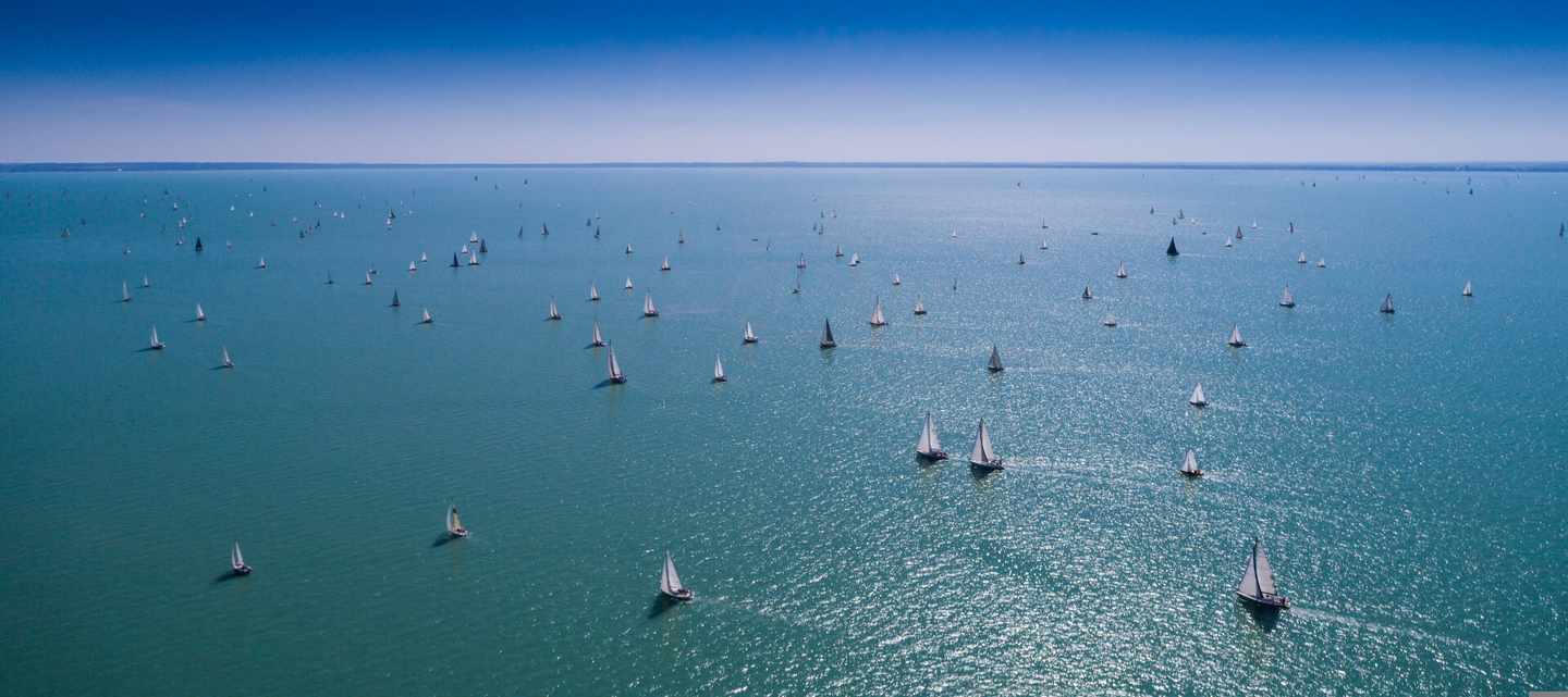 ungarn-balaton-segelboote-klein-g-820339504.jpg