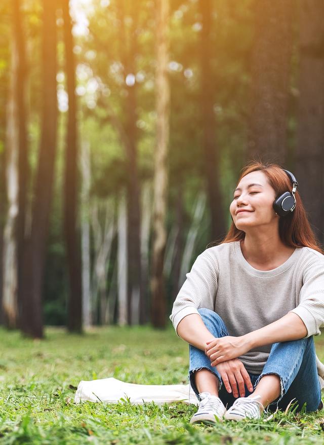 Gran Canaria Spotify Frau hört Musik im Wald