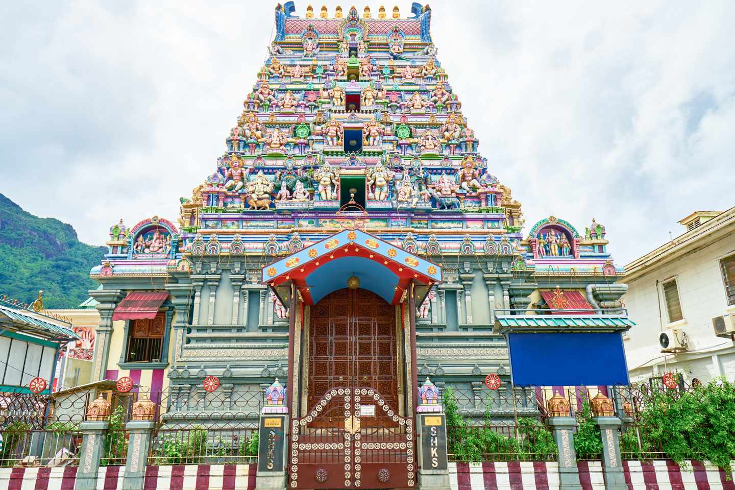 seychellen-mahe-victoria-bunte-fassade-hindu-tempel-g-950377678.jpg
