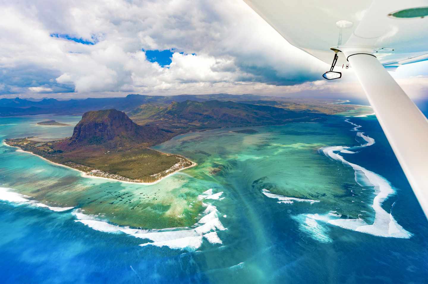 mauritius-luftaufnahme-des-unterwasser-wasserfalls-g-866240362.jpg
