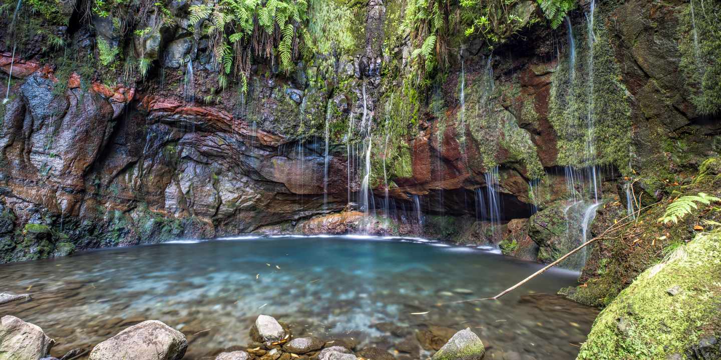 portugal-madeira-levada-25-fontes-wasserfall-becken-wanderziel-g-2202142475.jpg