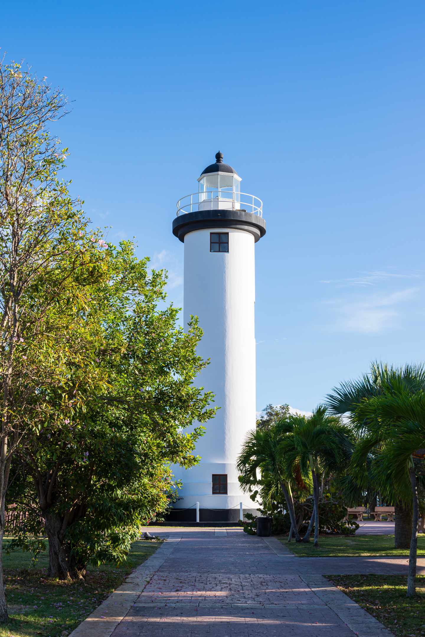 Blick auf den weißen Leuchtturm von Punta Higuera vor weißem Himmel