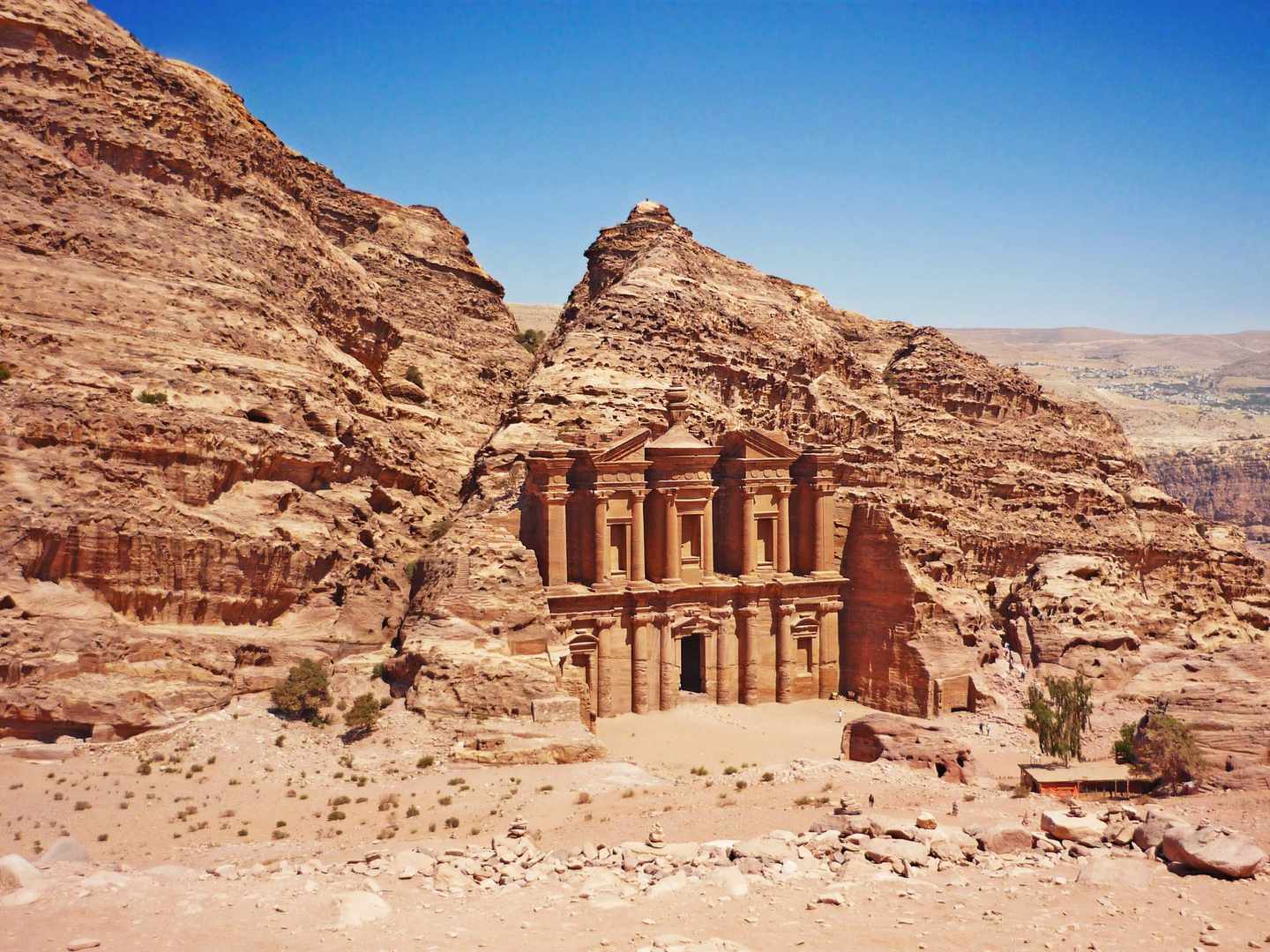 jordanien-petra-at-deir-g-909001804.jpg