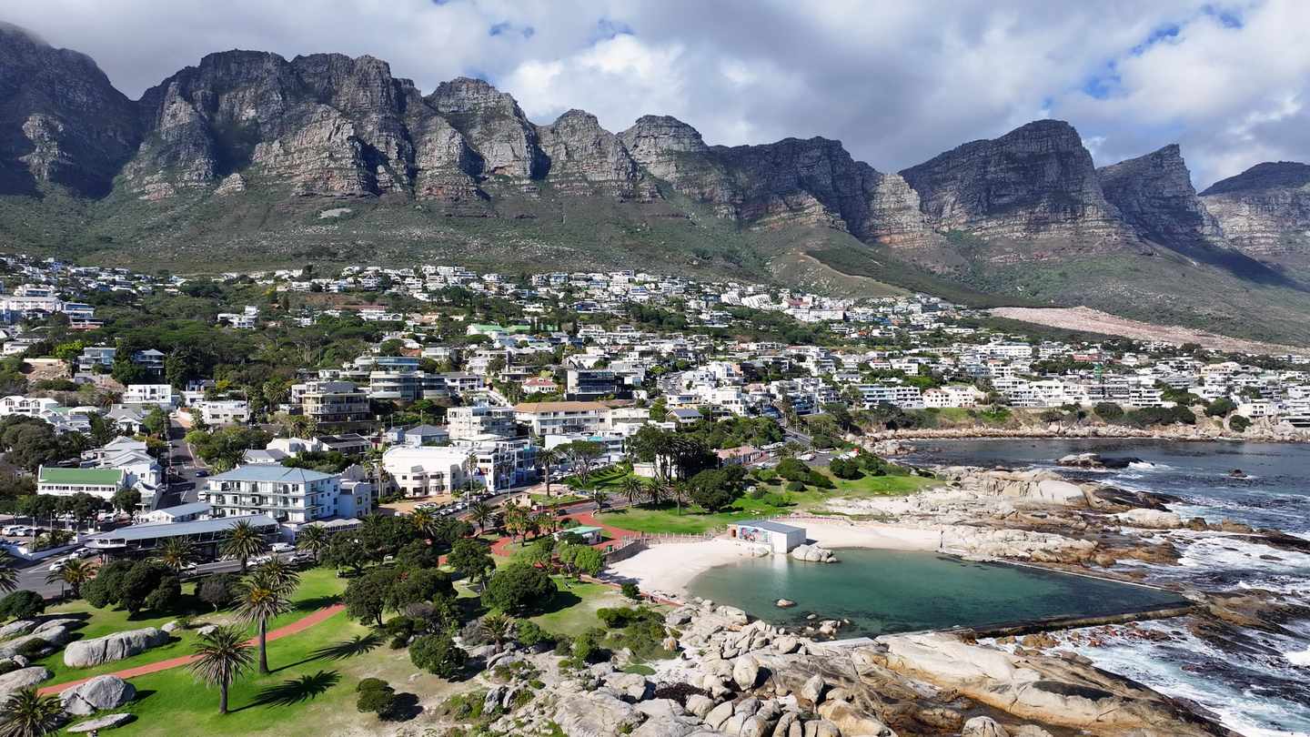 suedafrika-kapstadt-camps-bay-downtown-table-mountain-g-2160580478.jpg