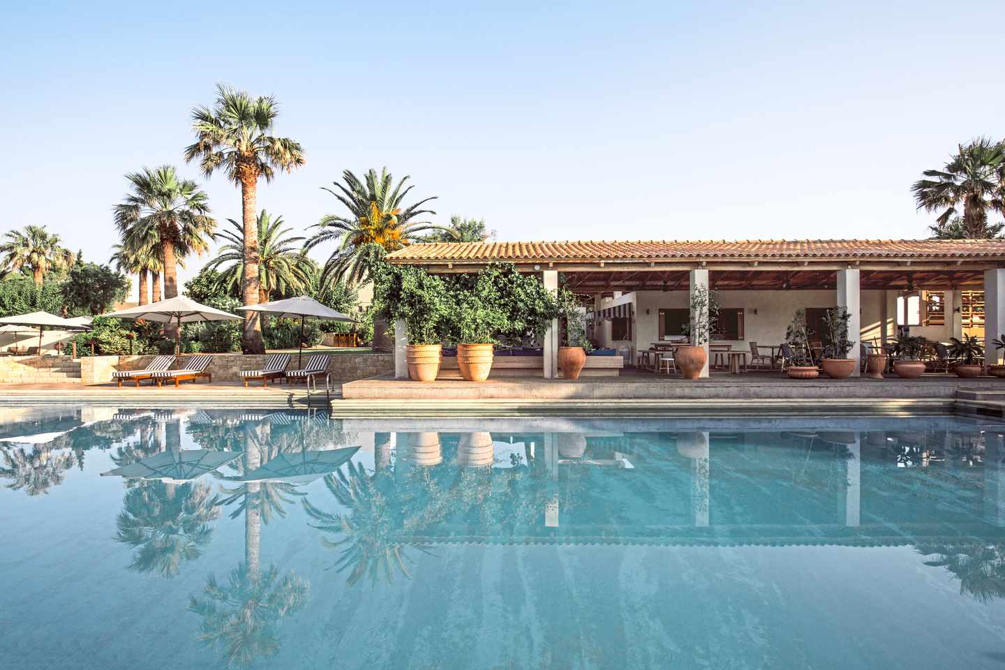 Ein Teil des Gebäudes der Anlage des Hotels mit vorliegendem Pool