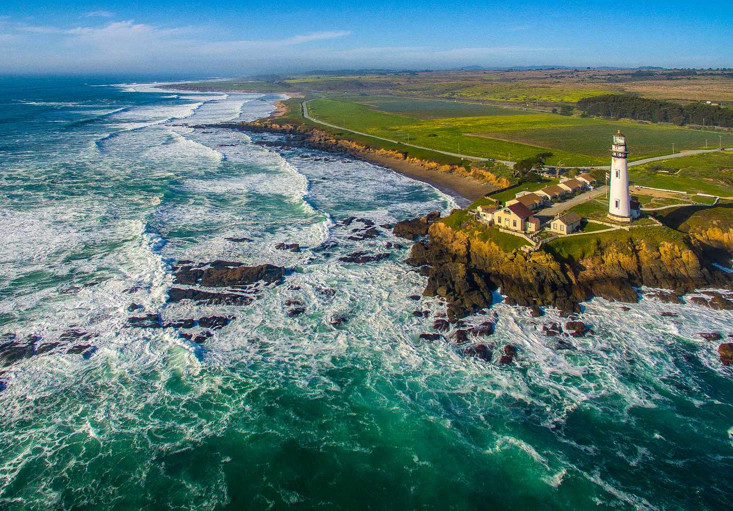 Pigeon Point Leuchtturm bei Pescadero auf einer felsigen Landzunge an der kalifornischen Pazifikküste