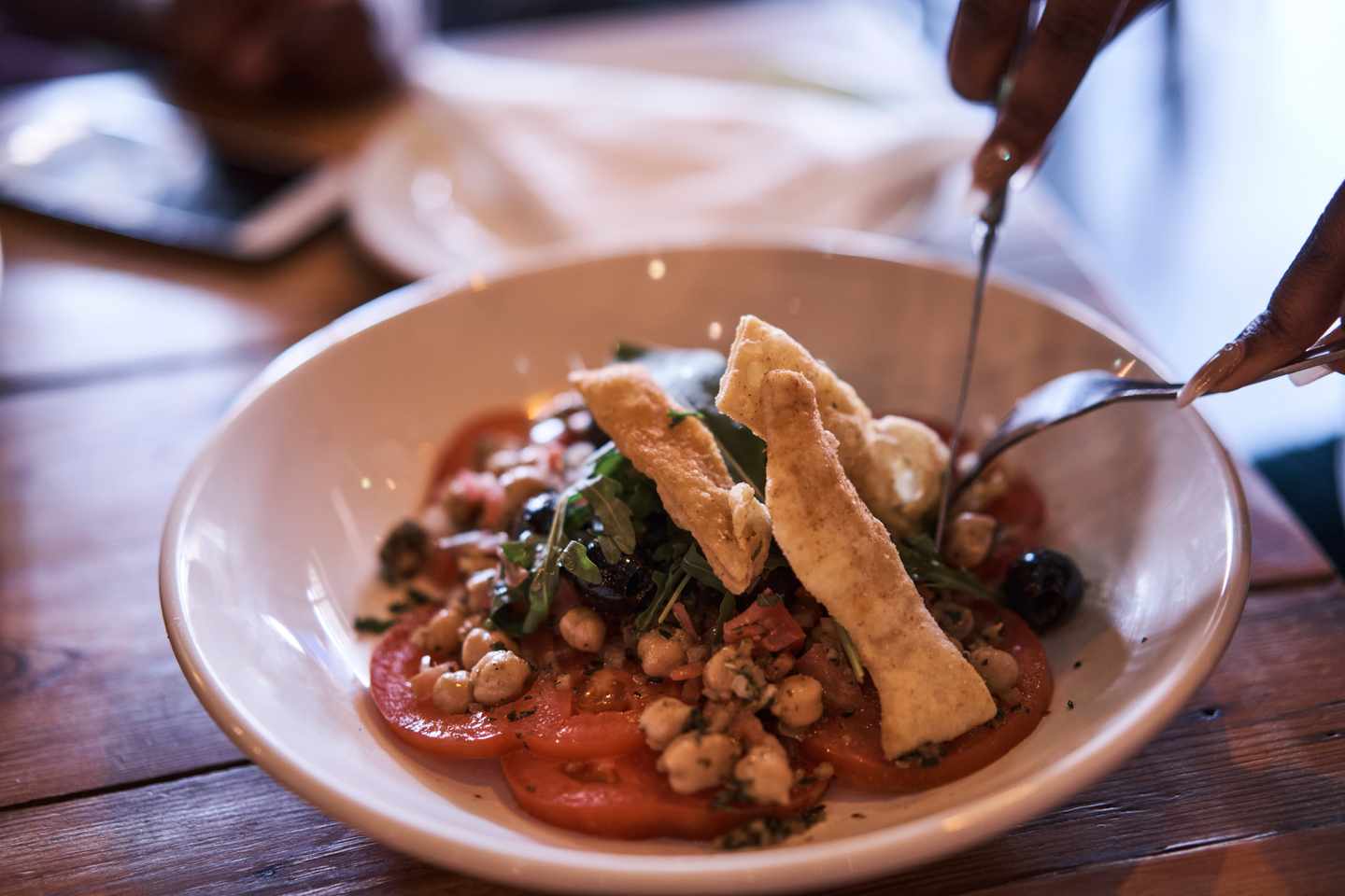 suedafrika-johannesburg-gauteng-essen-im-restaurant-g-1270799039.jpg