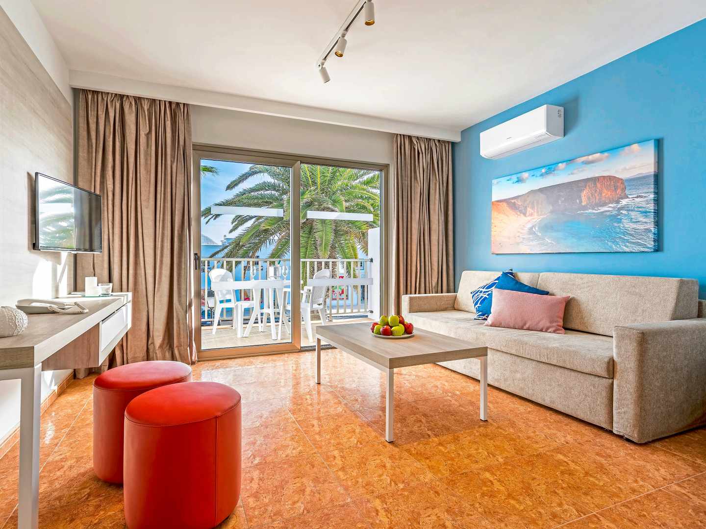 blt370fe5f09671420f-spanien-kanaren-lanzarote-floresta-hotel-h-DER1488965.jpg Wohnbereich eines Familienapartments im Floresta Hotel Lanzarote mit Balkon und Blick auf Palmen