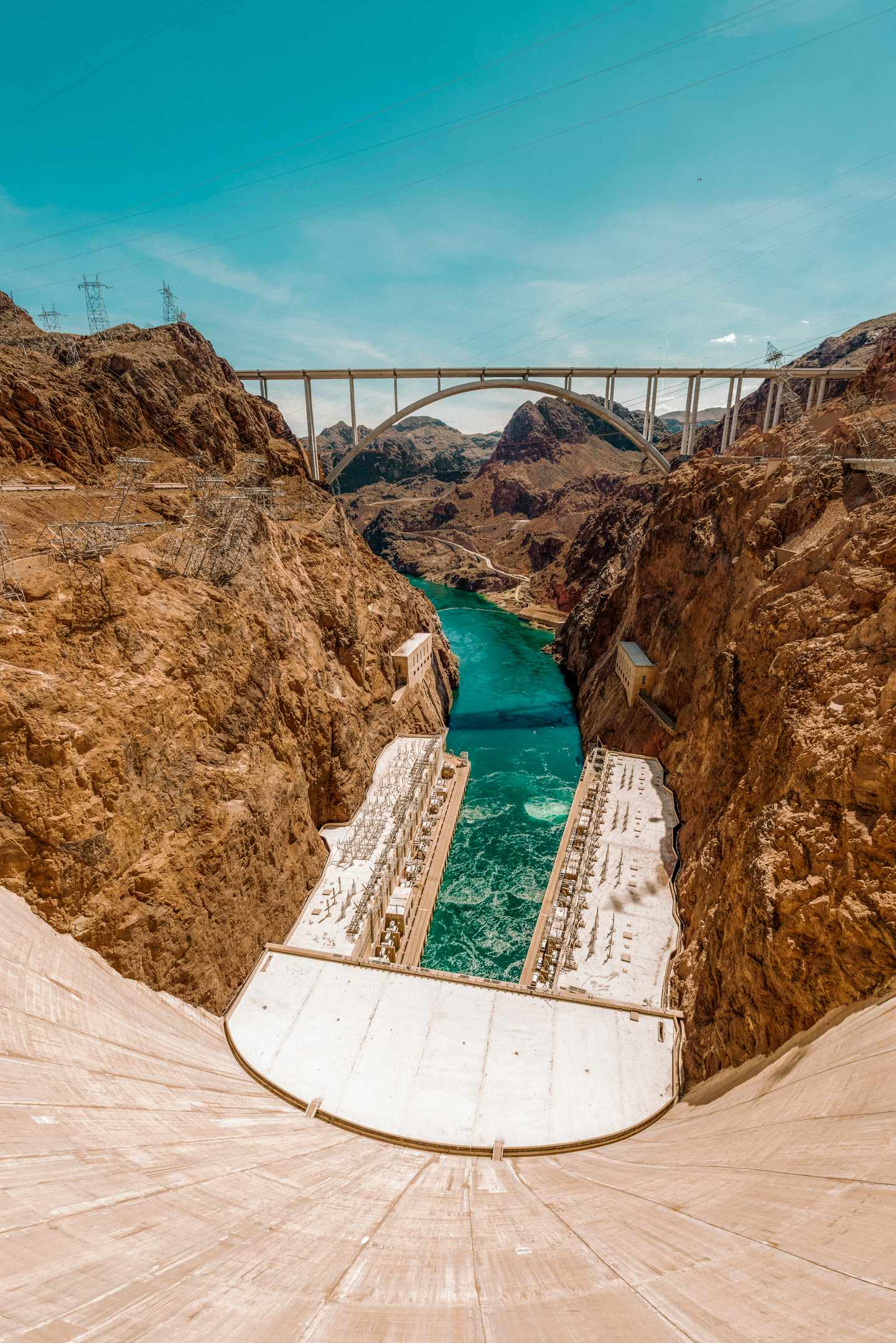 GettyImages-1282097018.jpg Der Hoover Dam im Black Canyon des Colorado River an der Grenze zwischen Nevada und Arizona USA an einen heißen Sommertag