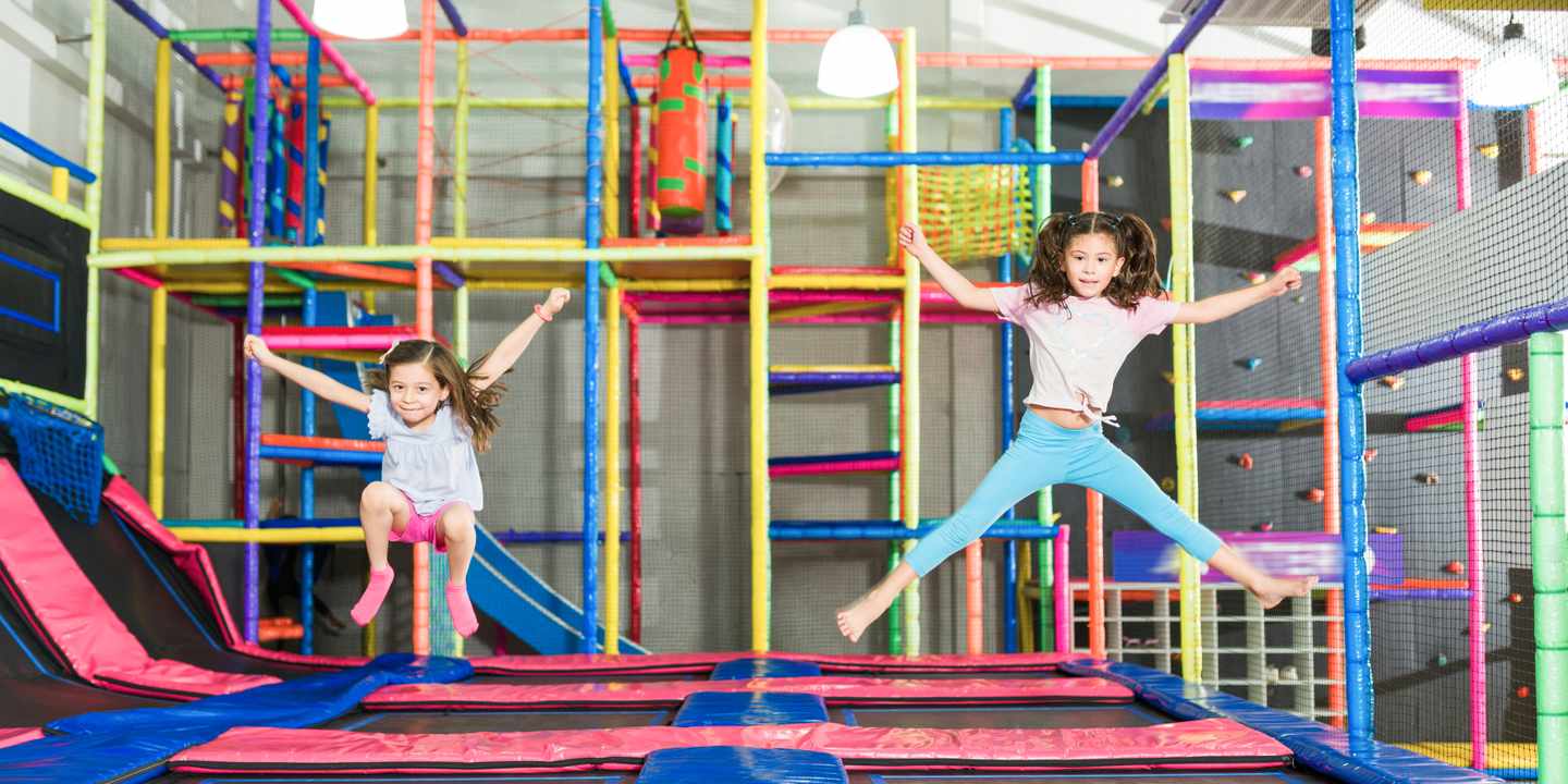 familienurlaub-kinder-spielen-in-einem-indoorspielplatz-g-1570523360.jpg