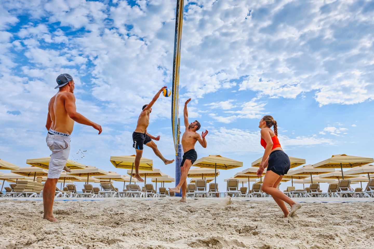 tunesien-midoun-djerba-aldiana-club-djerba-atlantide-hotelgaeste-spielen-volleyball-ALD_ATC_DJE58261B_S22_13-f-aldiana.jpg