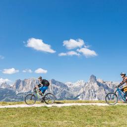 italien-dolomiten-fahrradfahrer-g-697020228.jpg